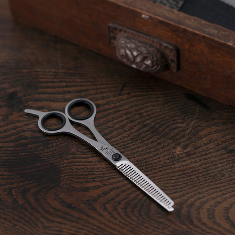 Kai HC-3518: 6 1/2-in Seki Magoroku Hair Cutting Scissors